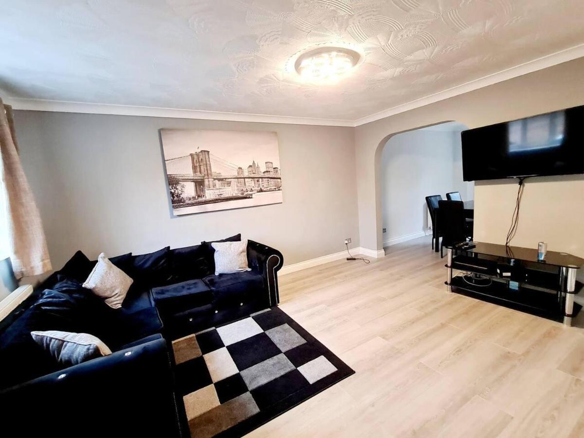 Modern & Spacious - Walk To Excel- Parking