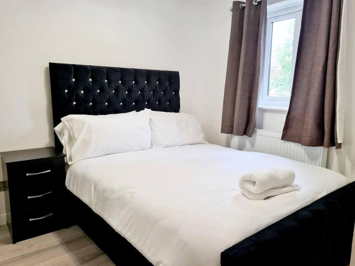 Holiday home Modern & Spacious - Walk To Excel- Parking *