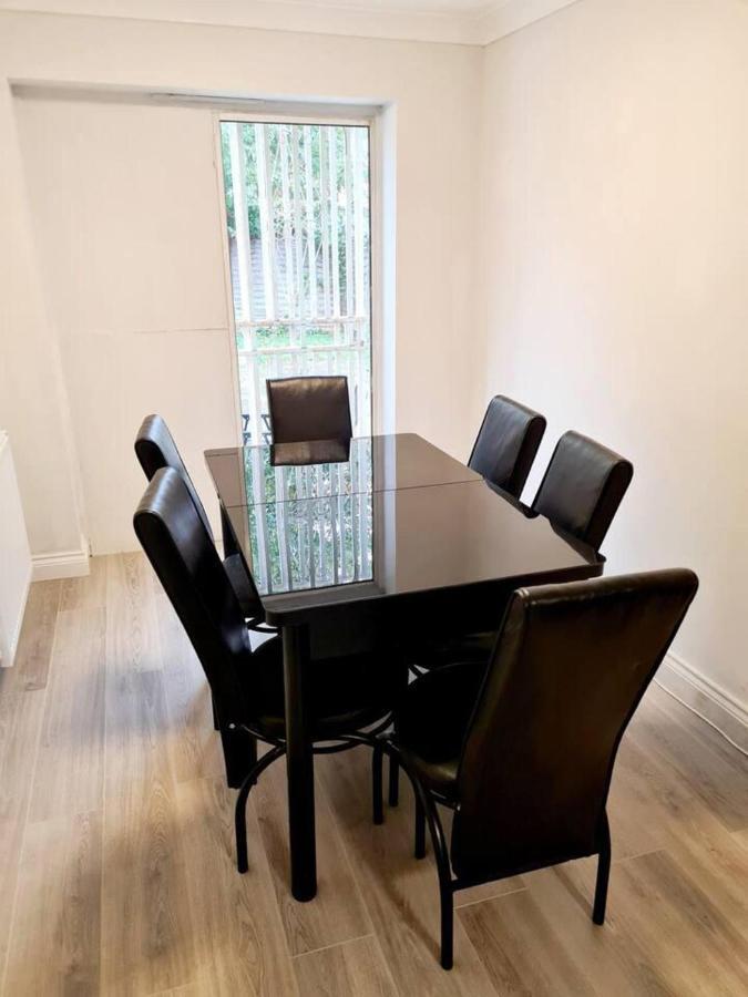 Modern & Spacious - Walk To Excel- Parking * London