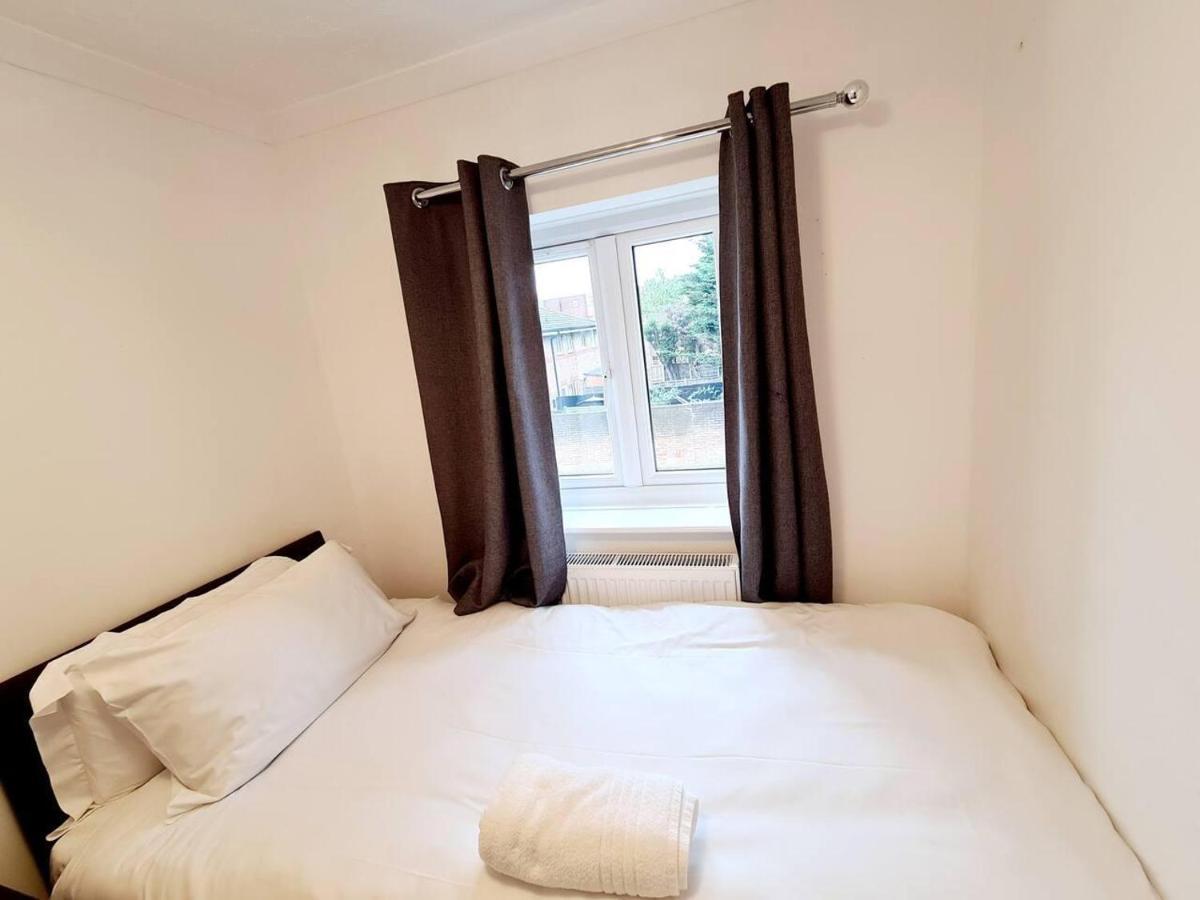 Modern & Spacious - Walk To Excel- Parking London