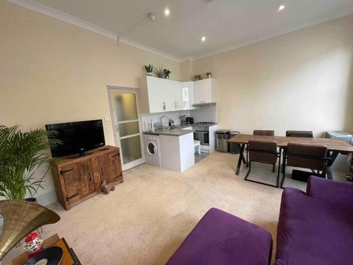 Spacious & Stylish 1-bed Flat In Primrose Hill Apartamento