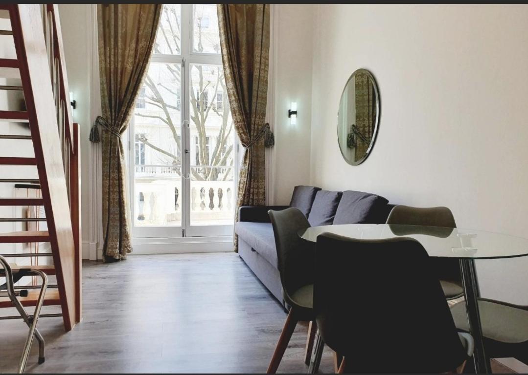 Hyde Park Superior Apartment