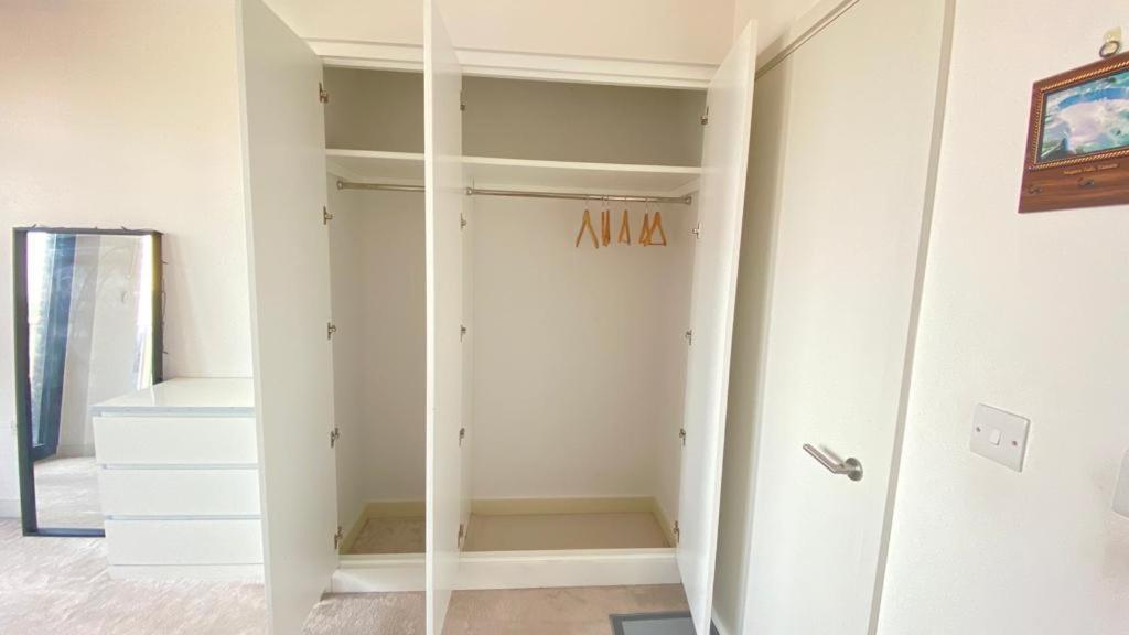 Spacious Modern Ensuite Bedroom Airport Homestay