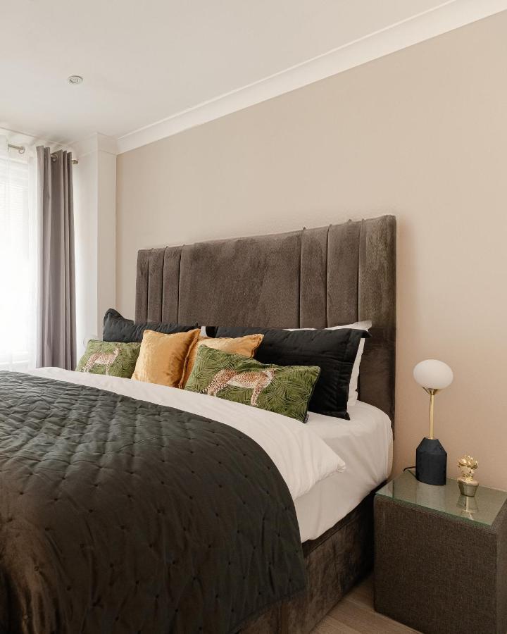 Explore The Exquisite West-end From A Harrods Family And Couple Apartment