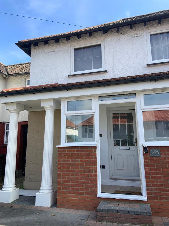 Beautiful Self Contained Studio Apartment *