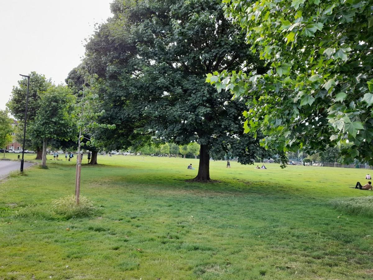 2 Bed Luxury Service In The Heart Of Chiswick Town, W4 Zone 2 London