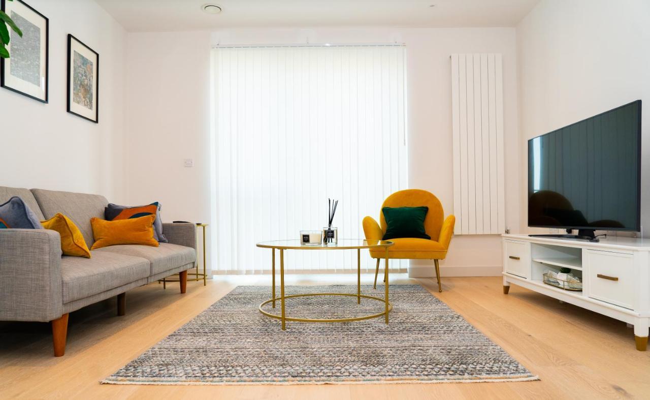 Royal Wharf - 1 Bed - Balcony - River & City View
