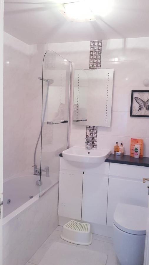 Lovely 2 Bedroom Flat In The Heart Of Water Wimbledon London