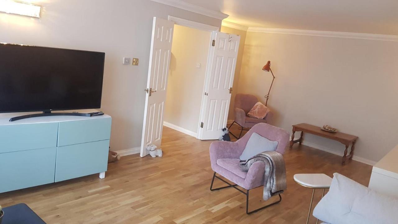 Lovely 2 Bedroom Flat In The Heart Of Water Wimbledon Apartment *
