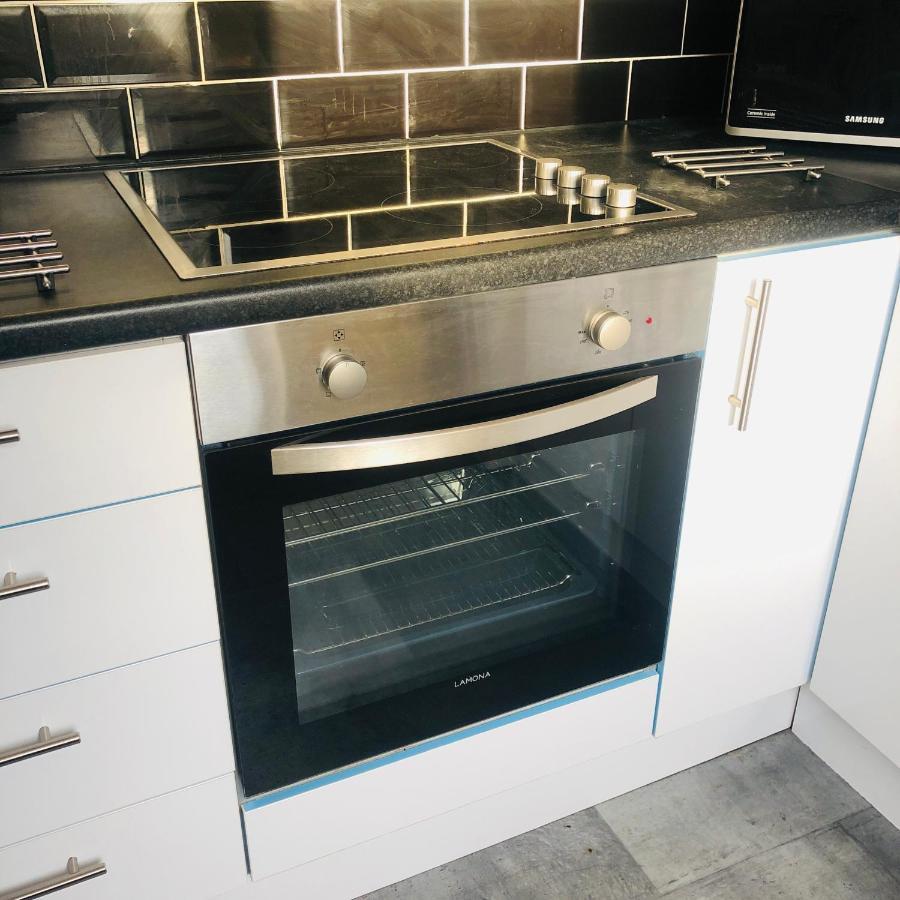 2 Bedroom, Near Station, Fast Wi-fi, Free Parking! * Londres