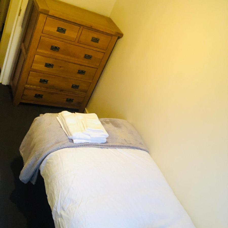 Apartamento 2 Bedroom, Near Station, Fast Wi-fi, Free Parking! *