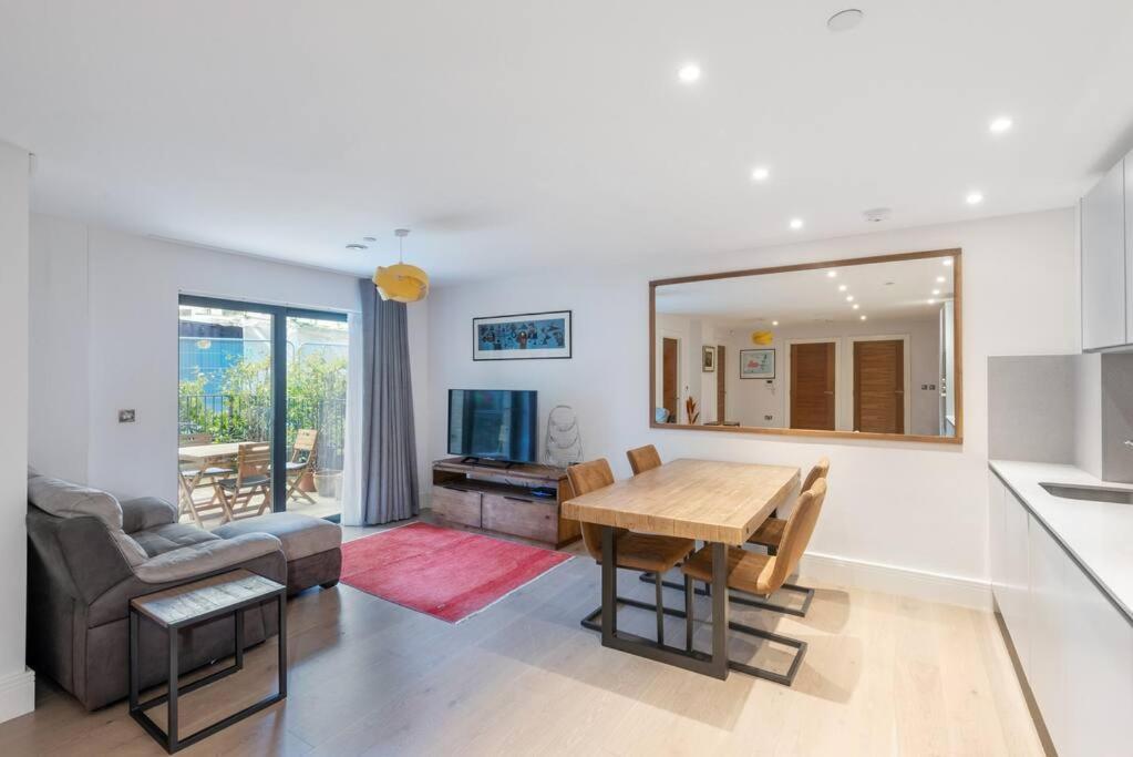 Stylish 2 Bed 2 Bath In Highgate & Free Parking *