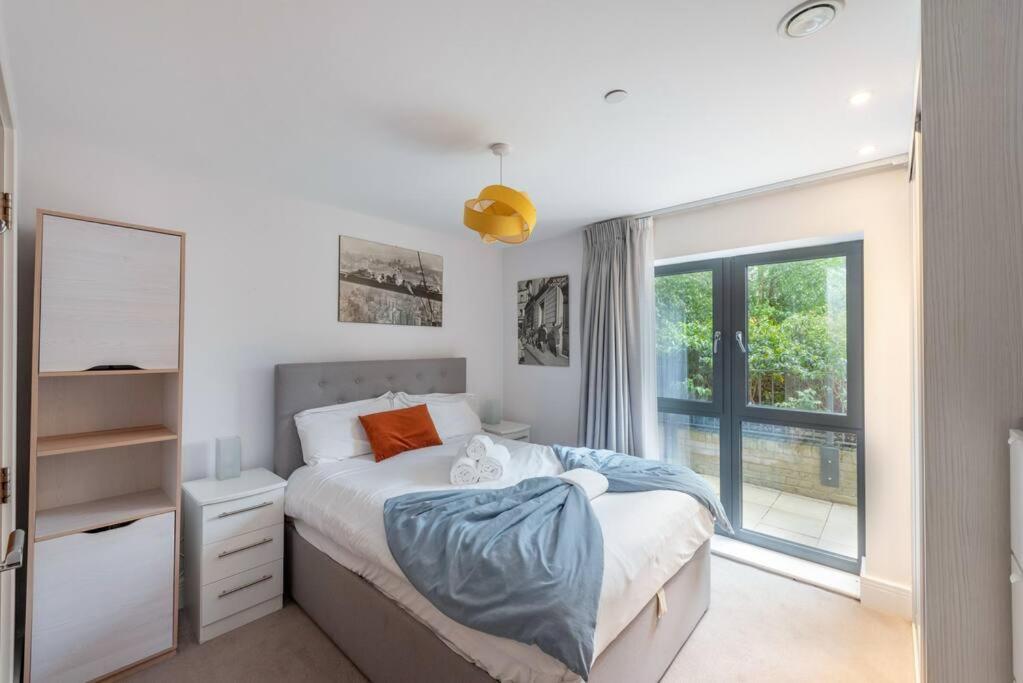 Stylish 2 Bed 2 Bath In Highgate & Free Parking *