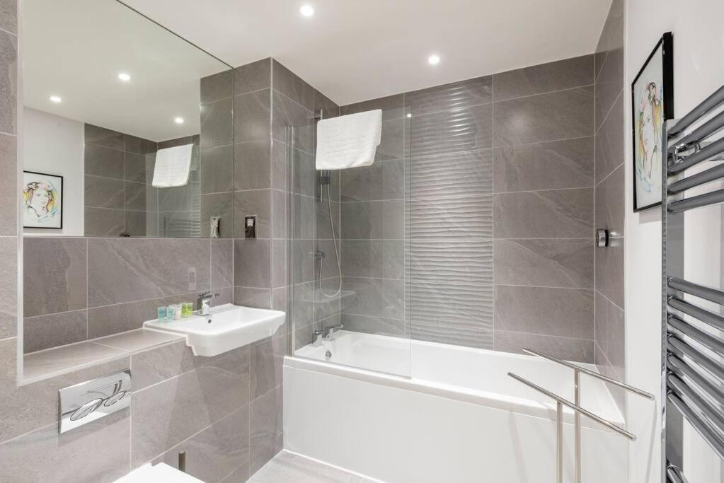 Apartment Stylish 2 Bed 2 Bath In Highgate & Free Parking *