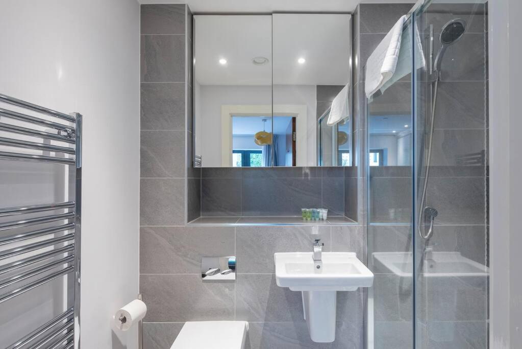 Stylish 2 Bed 2 Bath In Highgate & Free Parking Apartment London