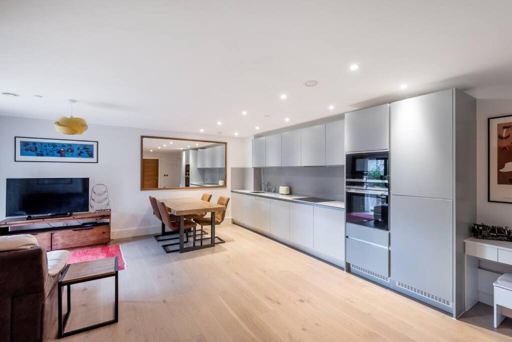 Stylish 2 Bed 2 Bath In Highgate & Free Parking * London