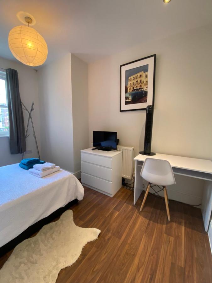 Casa de hóspedes Notting Hill Next Door Bedroom In The Share Flat Londres