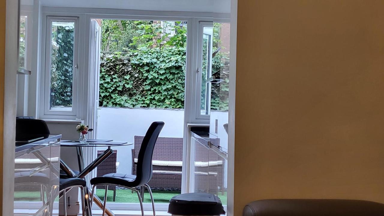 2 Bed Luxury Service In The Heart Of Chiswick Town, W4 Zone 2 * London