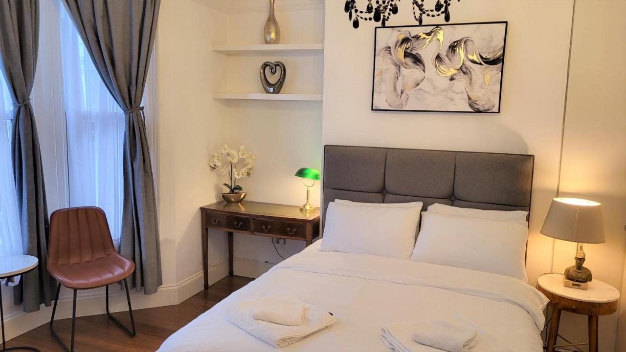2 Bed Luxury Service In The Heart Of Chiswick Town, W4 Zone 2 * London