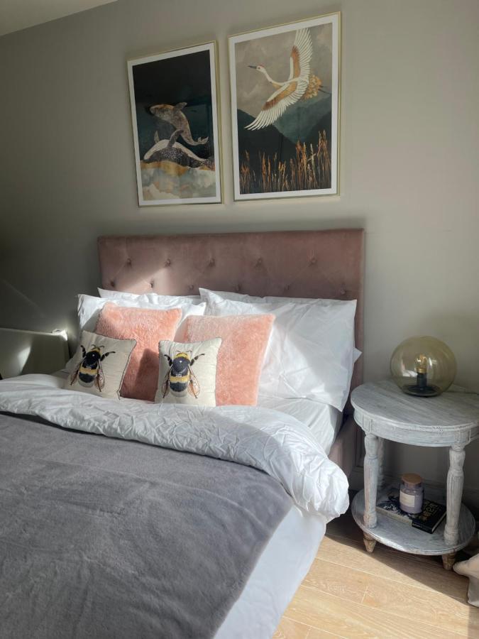 Chelsea Riverside Morden, Chic One Bed * London