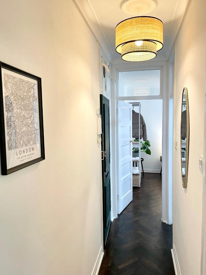 Newly Refurbished 2 Bedroom In South Apartment *