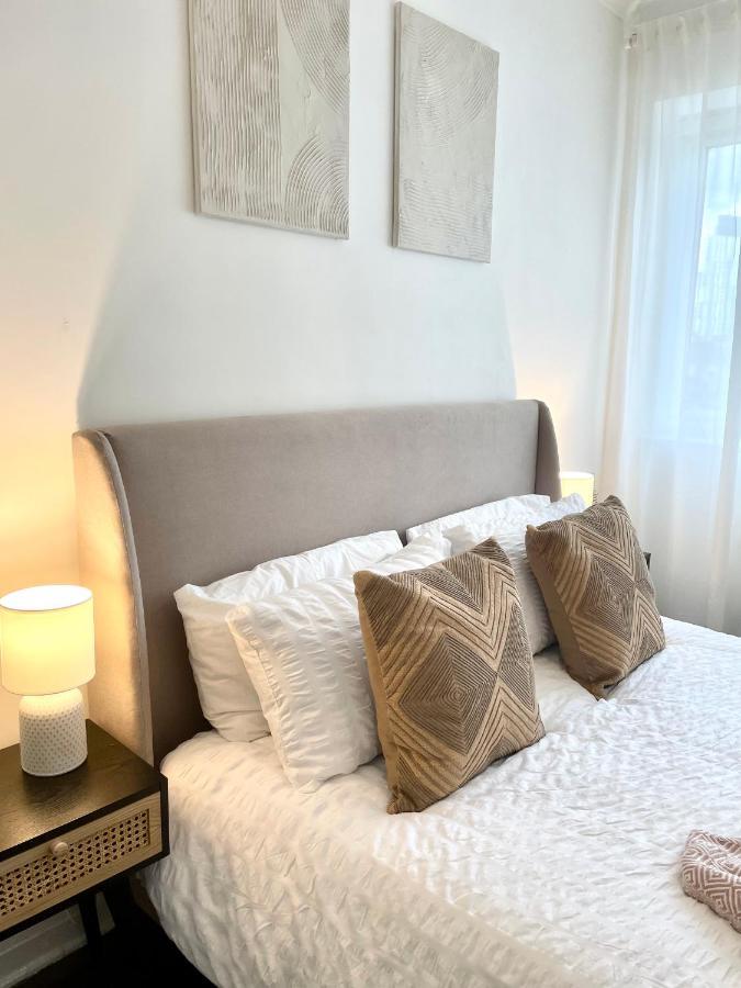 Newly Refurbished 2 Bedroom In South * London