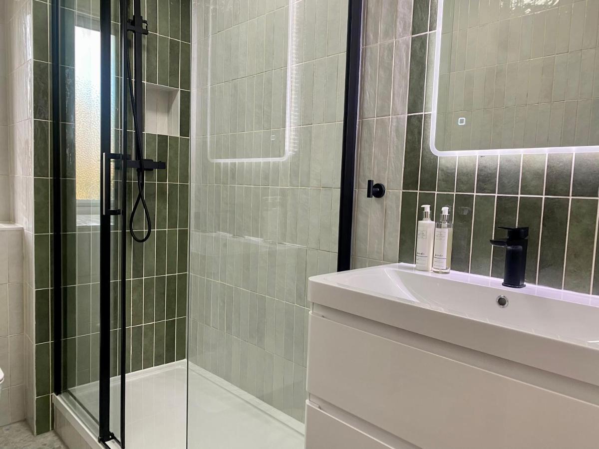 Newly Refurbished 2 Bedroom In South Apartment