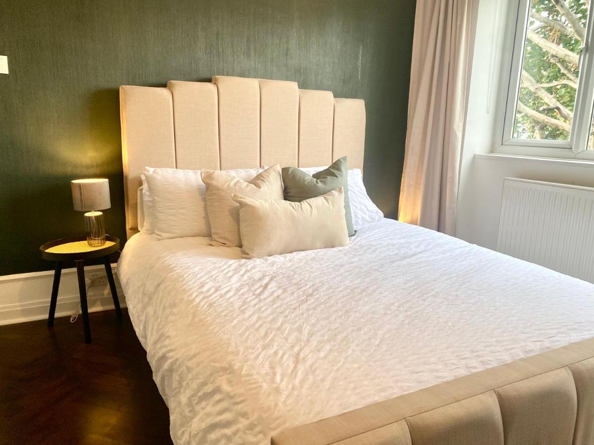 Newly Refurbished 2 Bedroom In South Apartment *