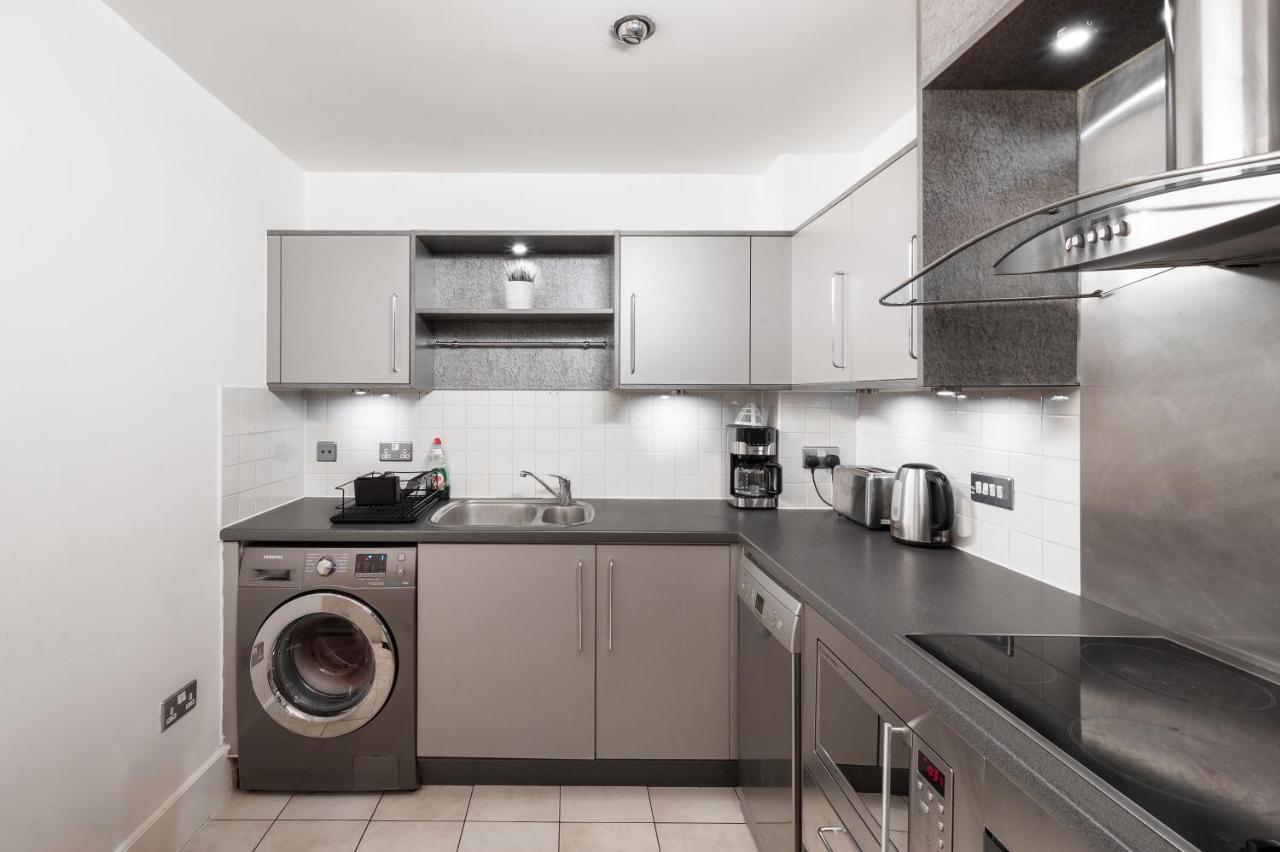 Riverside Balcony Apartments, 10 Minutes From Oxford Circus Apartment