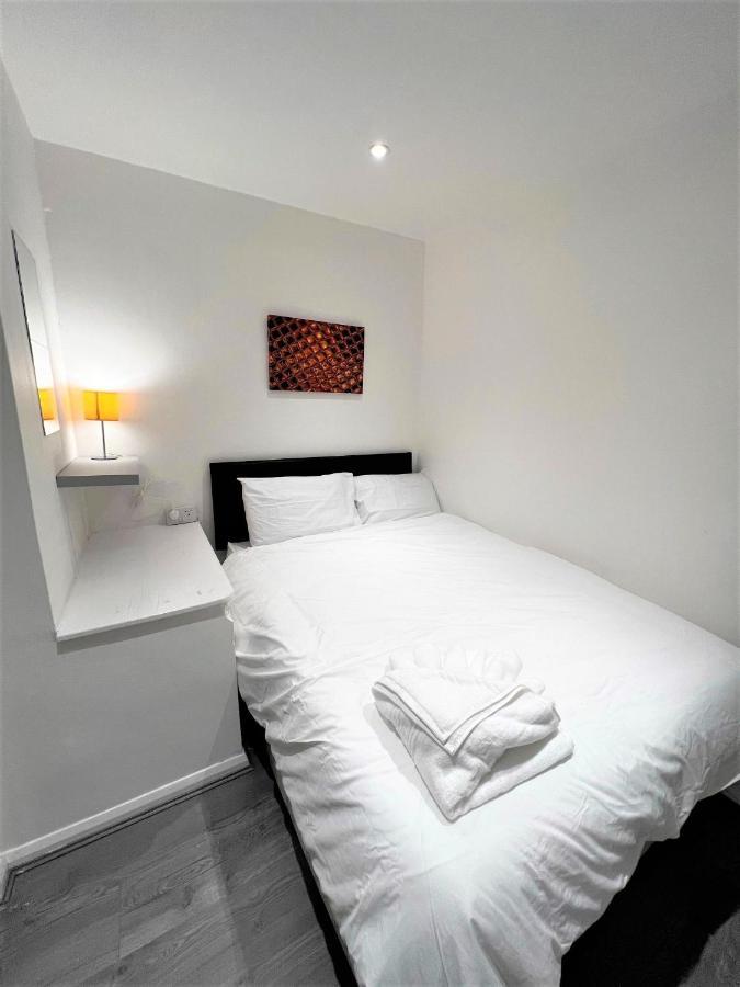 Guest house Stepney Beds To 24 *