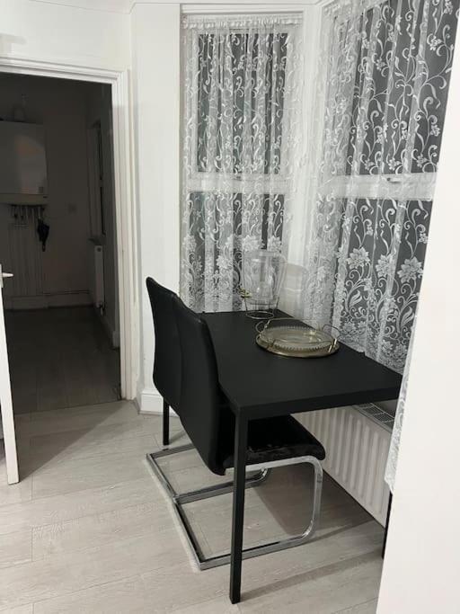 Lovely 1-bedroom With Free Parking & Garden. Apartment *