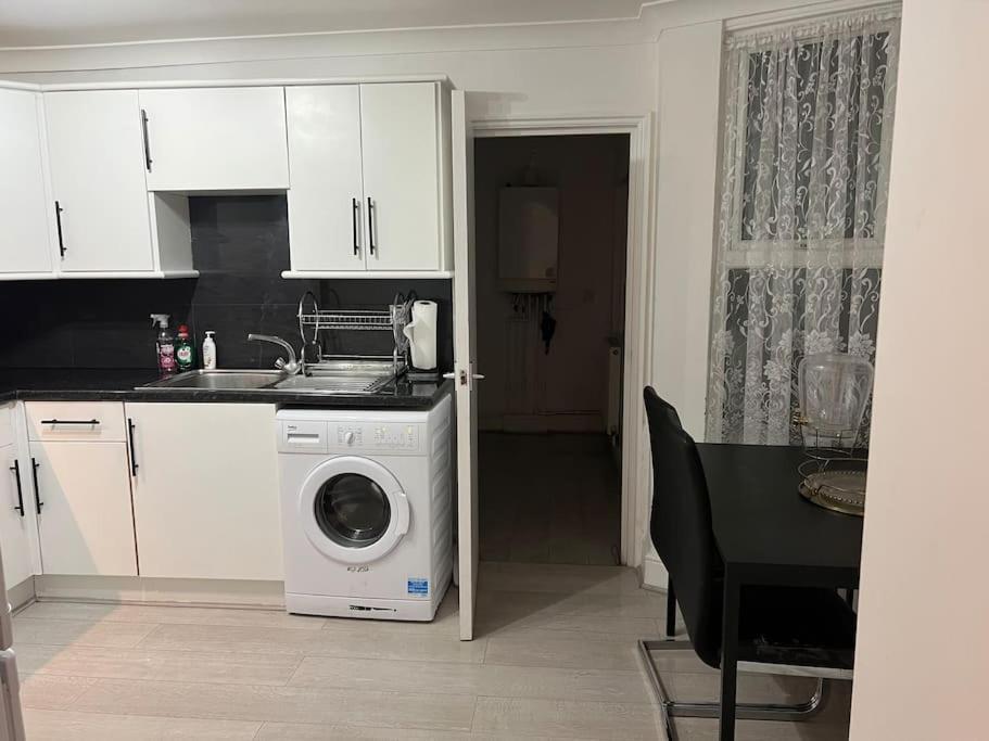 Apartment Lovely 1-bedroom With Free Parking & Garden. London
