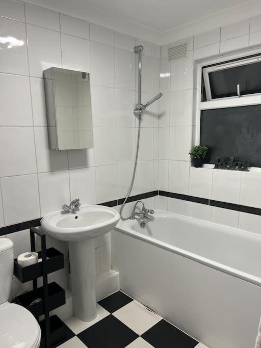 Apartment Lovely 1-bedroom With Free Parking & Garden.