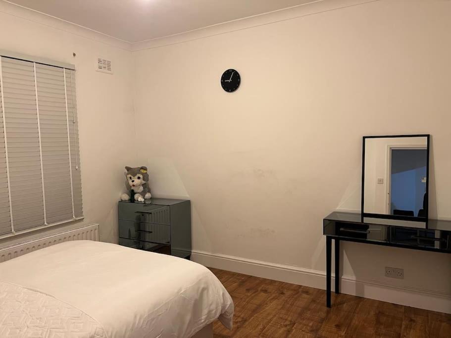 Apartment Lovely 1-bedroom With Free Parking & Garden.