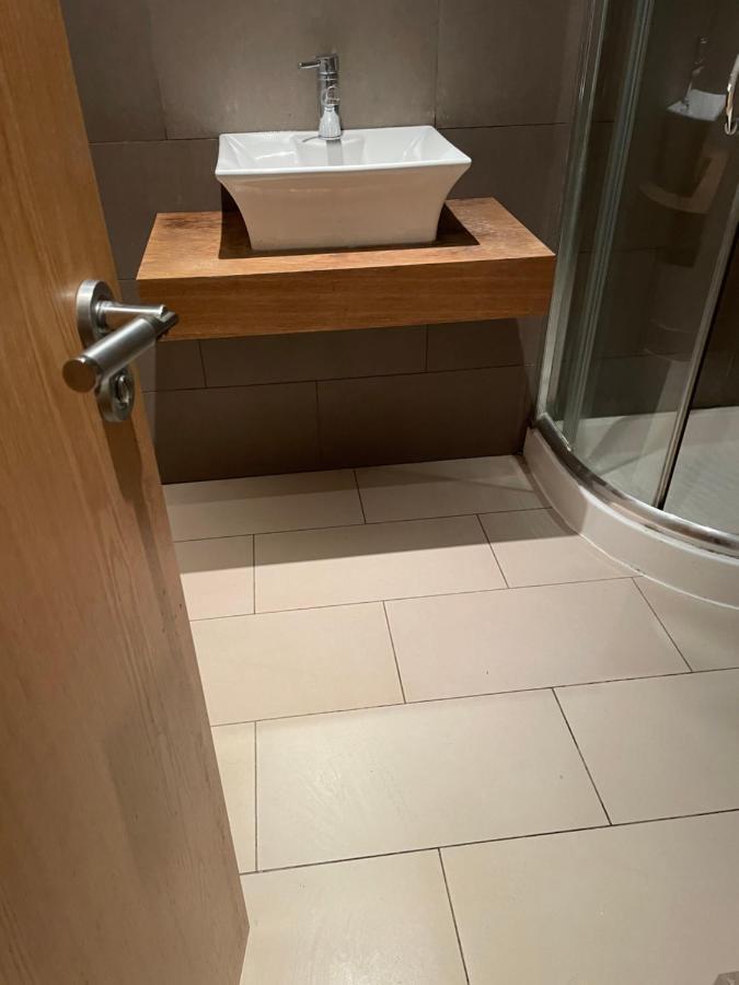 Cozy & Spacious 2 Mins Away From Train Station Hospedagem domiciliar *