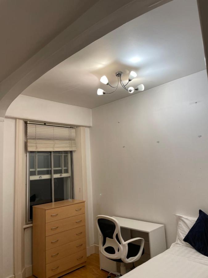 Hospedagem domiciliar Cozy & Spacious 2 Mins Away From Train Station