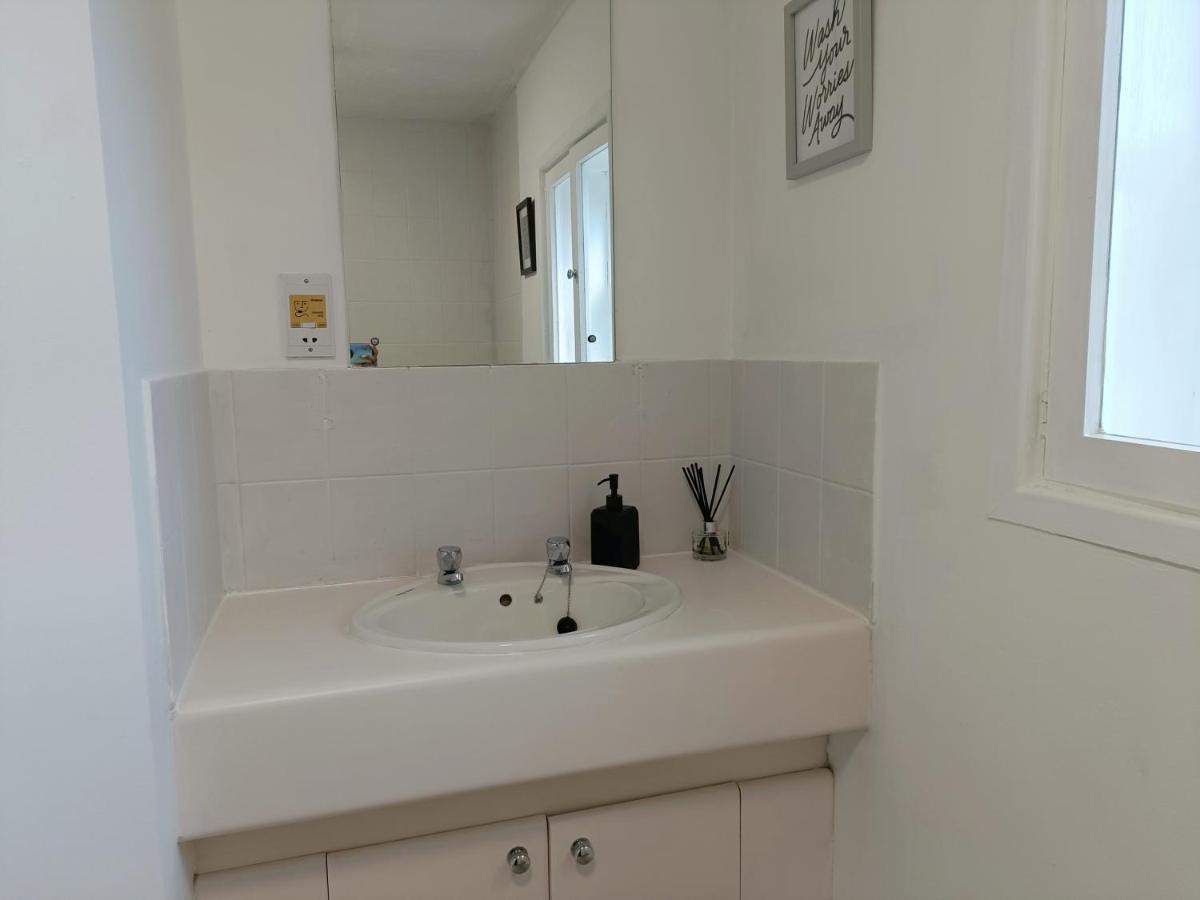 Ferienhaus 2 Bed Functional House Close To Manor Park Train Station *