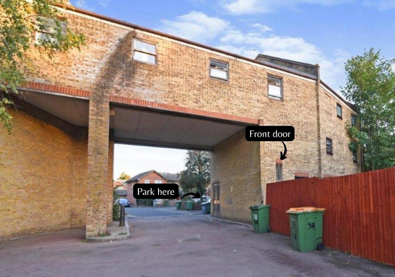 2 Bed Functional House Close To Manor Park Train Station Ferienhaus *