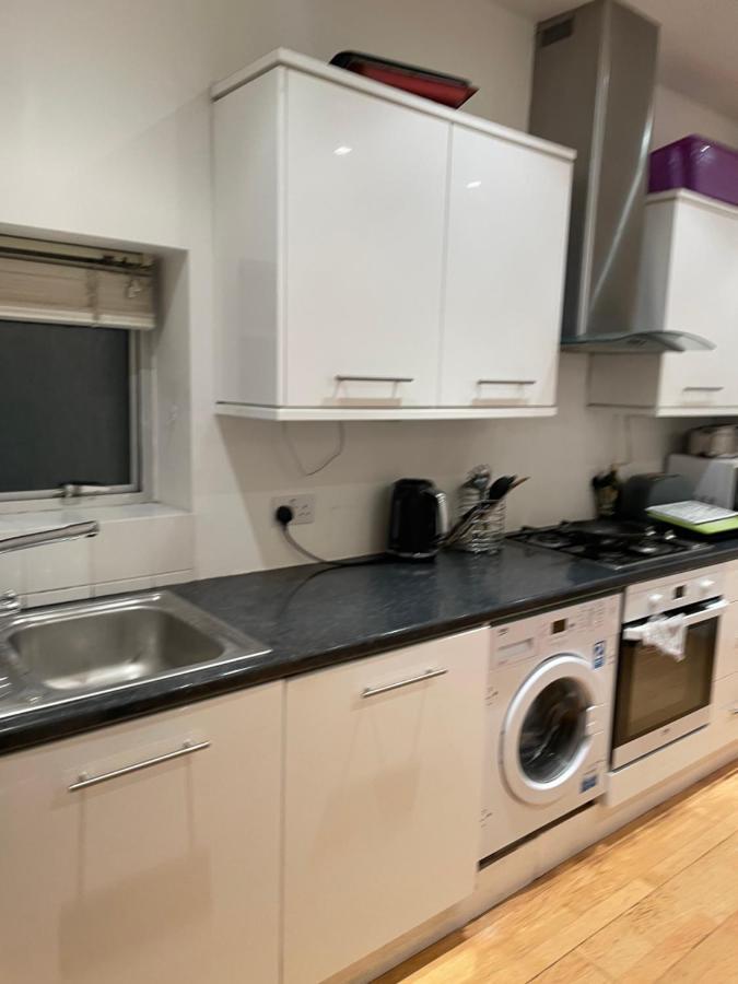 Hospedagem domiciliar Cozy & Spacious 2 Mins Away From Train Station