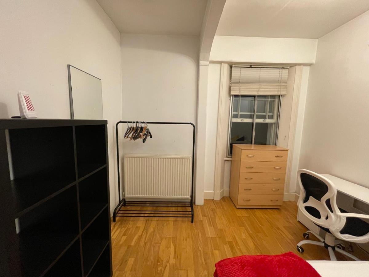 Cozy & Spacious 2 Mins Away From Train Station Hospedagem domiciliar Londres
