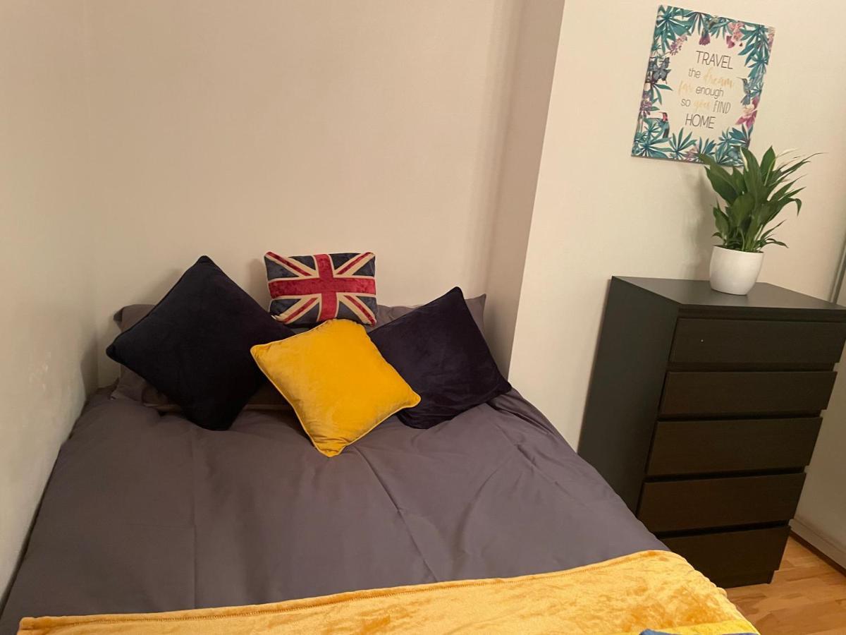 Cozy & Spacious 2 Mins Away From Train Station Hospedagem domiciliar *