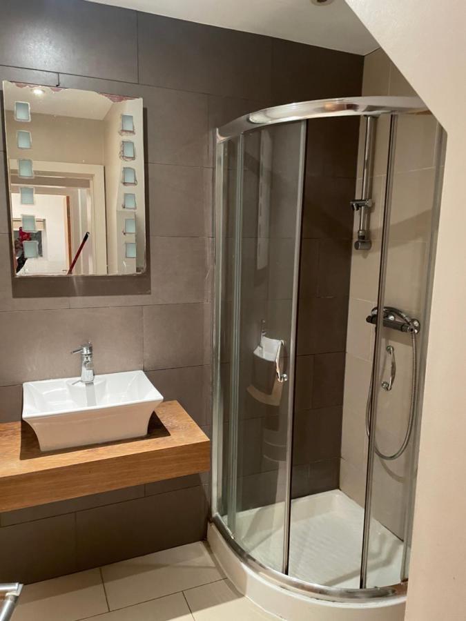 Cozy & Spacious 2 Mins Away From Train Station Londres