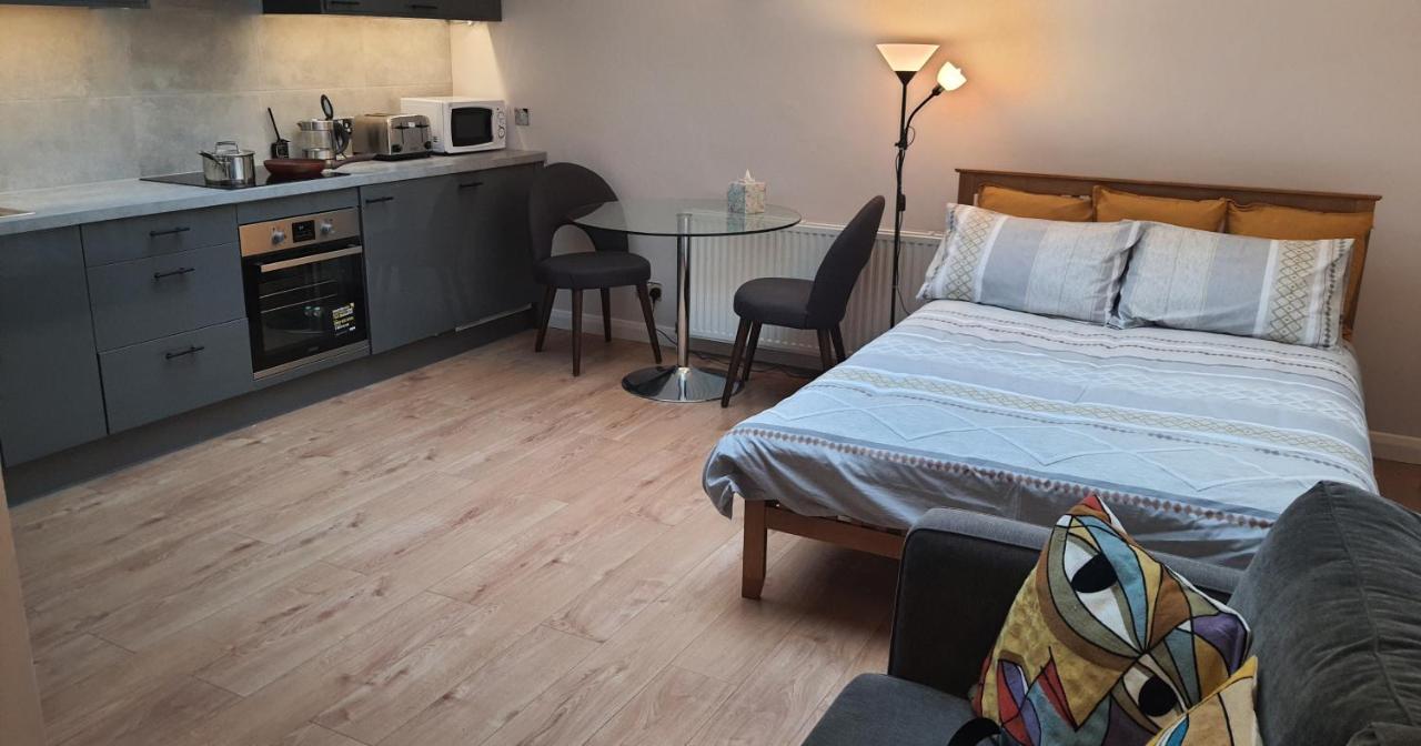 Large Bright With Kitchen * London