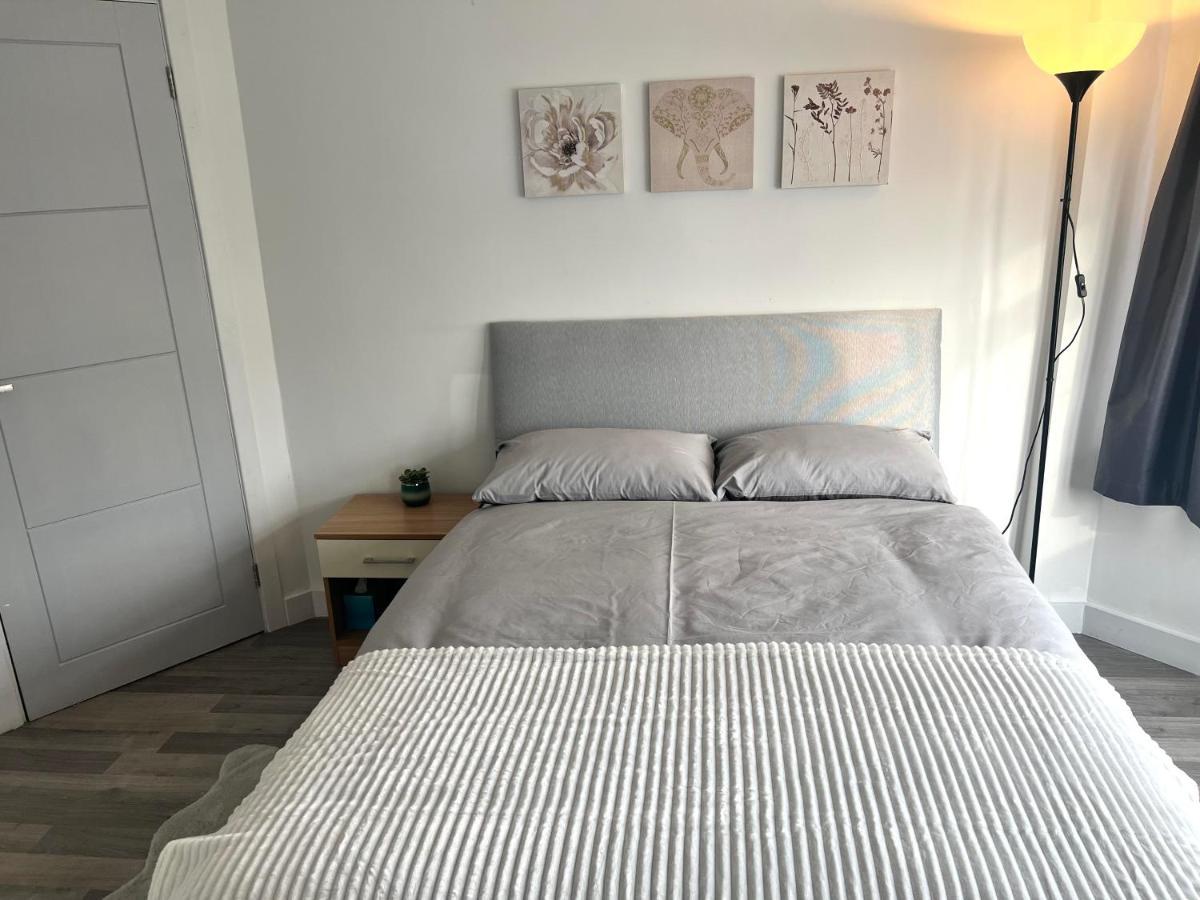 Cosy Double Bedroom For One Guest Guest house *