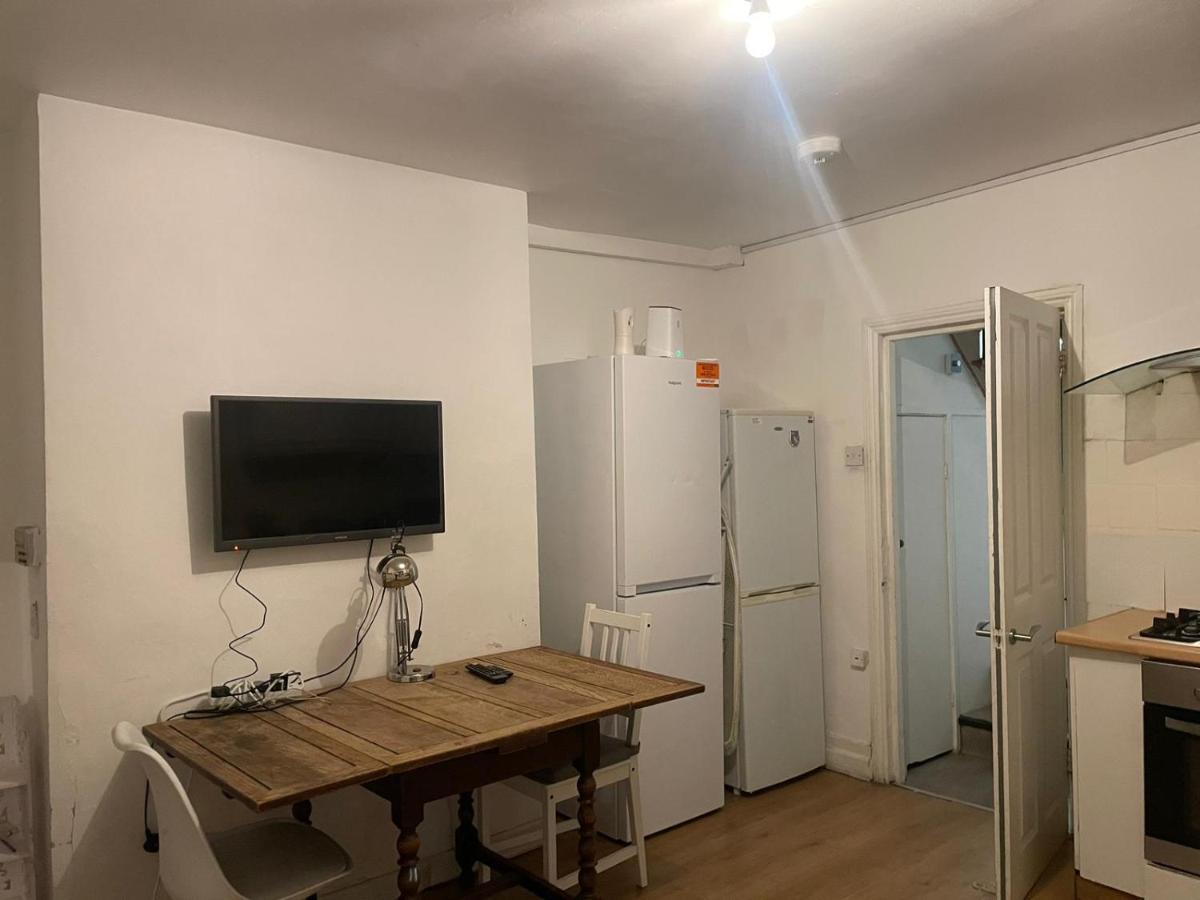 Balham, South Spacious 6, 6 Available Homestay
