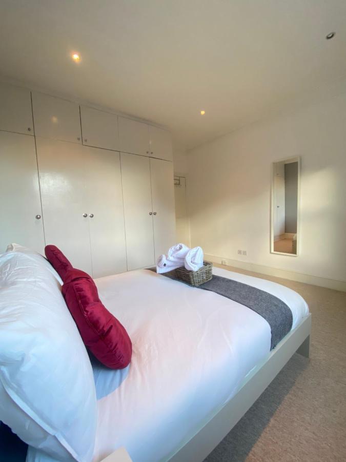 Charming & Bright 2-bed Apt Close To Station Apartment *