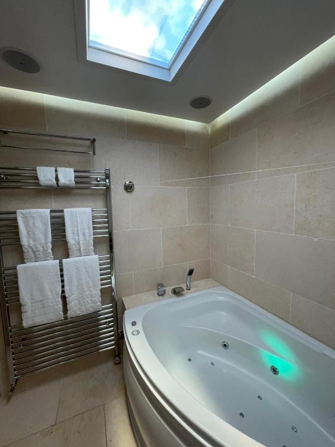 Laconic & Modern Close To Canary Wharf Apartment