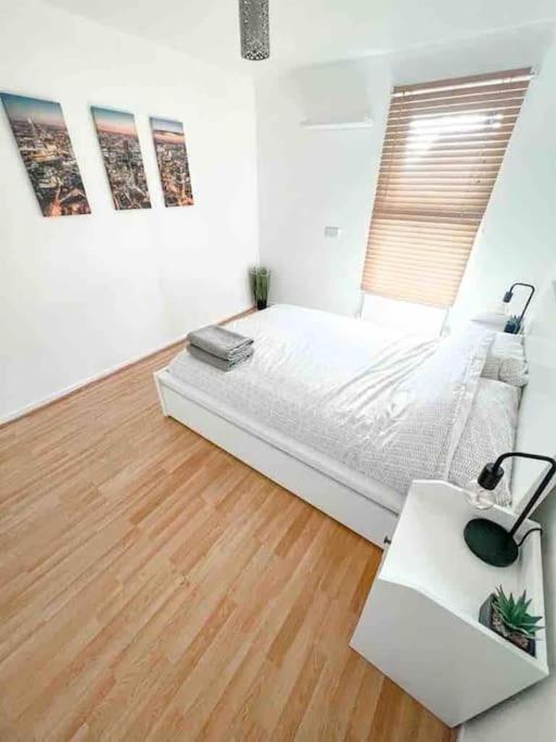 Spacious Two Bedroom Flat *