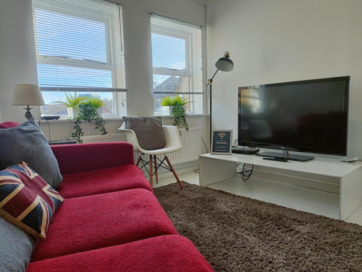 2 Bed Functional House Close To Manor Park Train Station Ferienhaus