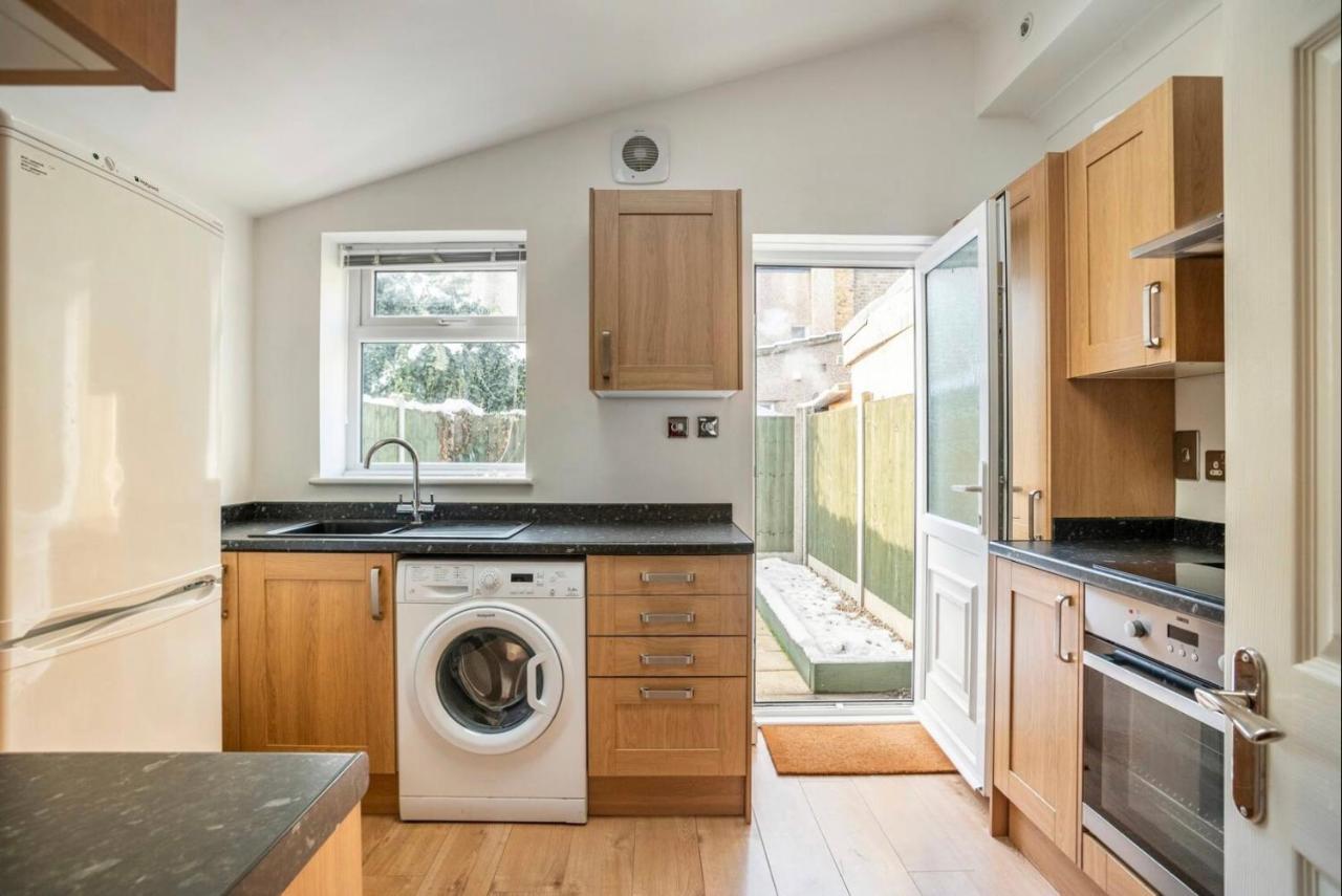 2 Bed Terraced House With Loft In Stratford Holiday home *